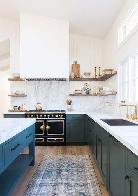 Teal Cabinets, No Upper Cabinets, Kabinet Dapur, L Shaped Kitchen, Classic Kitchen, Green Cabinets, Kitchen Cabinet Colors, Upper Cabinets, Kitchen Trends