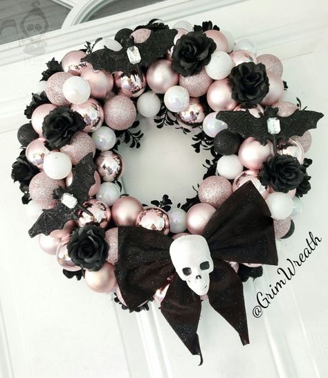 Grim Wreath Scary Halloween Cakes, Scary Christmas, Creepy Halloween Decorations, Creepy Christmas, Dark Christmas, Whimsical Halloween, Halloween Items, Black Christmas, Halloween Home Decor