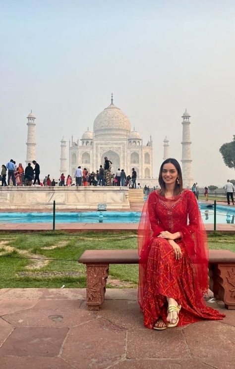 Outfits To Wear At Taj Mahal, Taj Mahal Dress Idea, Taj Mahal Poses For Women, Poses In Mandir, Agra Outfit Ideas, Mandir Outfit Women, Tajmahal Photoshoot Dress, Vrindavan Outfit Ideas Women, Taj Mahal Photography Pose