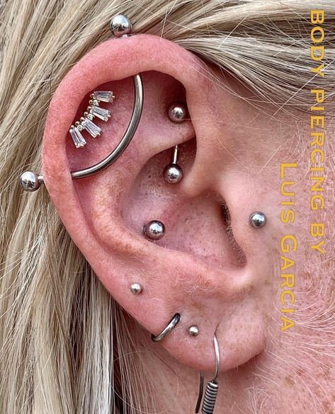 New Ear Piercing, Different Ear Piercings, Men's Piercings, Industrial Piercing Jewelry, Pretty Ear Piercings, Cool Piercings, Ear Style, Piercings Unique, Industrial Piercing