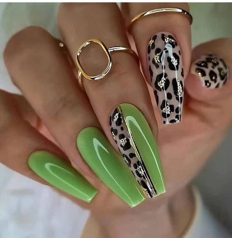 Lime Green And Gold Nails, Giraffe Nails Designs, Safari Nail Ideas, Animal Print Nail Art Leopards, Nails Art Vert, Green Animal Print Nails, Green Leopard Nails, Leopard Nails Designs, Emerald Green Nail Designs