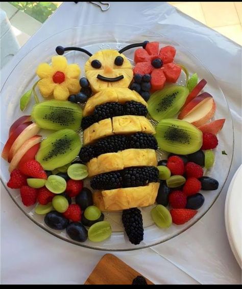 Fruit Creations, Fruit Platter Designs, Decorações Com Comidas, Food Art For Kids, Amazing Food Decoration, Party Food Platters, Charcuterie Recipes, Food Carving, Easy Food Art