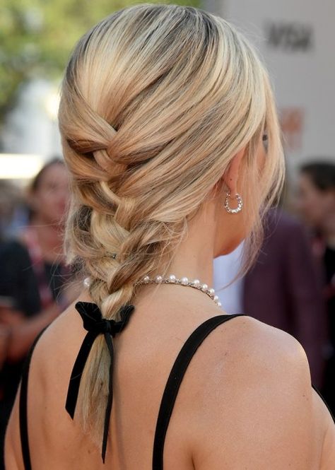 Best Celebrity French Braids: Kate Hudson's Soft And Tied French Braid | Celeb Hairstyles 2017 Braids For Medium Length Hair, French Braid Hairstyles, Types Of Braids, Dance Hairstyles, Cool Braid Hairstyles, Braids With Curls, Hair Styles 2017, Braided Hairstyles Easy, Box Braids Hairstyles