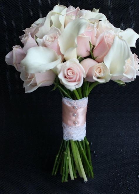 Lilies Wedding Bouquet, Pink Rose Wedding Bouquet, Lilies Wedding, Lily Centerpieces, Pink Calla Lilies, Calla Lily Bouquet Wedding, Wedding Flowers Roses, Bouquet Roses, Calla Lily Bouquet