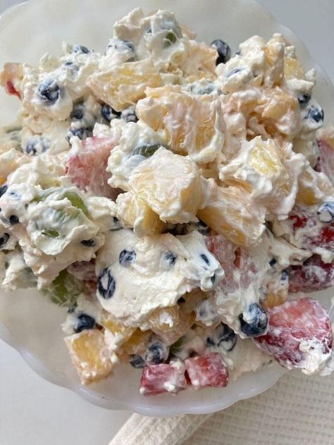 Cream Cheese Fruit Salad, Cheesecake Fruit, Cheesecake Fruit Salad, Classic Cheesecake, How To Make Cheesecake, Best Cheesecake, Refreshing Desserts, Fruit Salad Recipes, Juicy Fruit