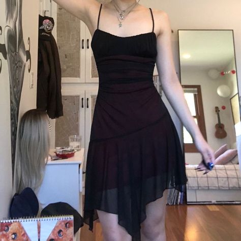 Dresses Grunge Aesthetic, Hoco Halloween Dress, Grunge Dresses Aesthetic, Aesthetic Homecoming Dress Vintage, Short Black Dress Prom, Pretty Short Dresses Formal, 2000s Grunge Dress, Homecoming Dresses 70s, Homecoming Dresses Fairy Grunge