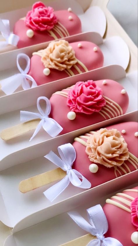 Cakesicles Decorating Ideas, Cakesicles Valentines Day, Valentines Day Cakesicles, Valentines Cakesicles Ideas, Cakecicles Ideas, Pink Cakesicles, Popsicles Cake, Tårta Design, Valentine Cake Pop