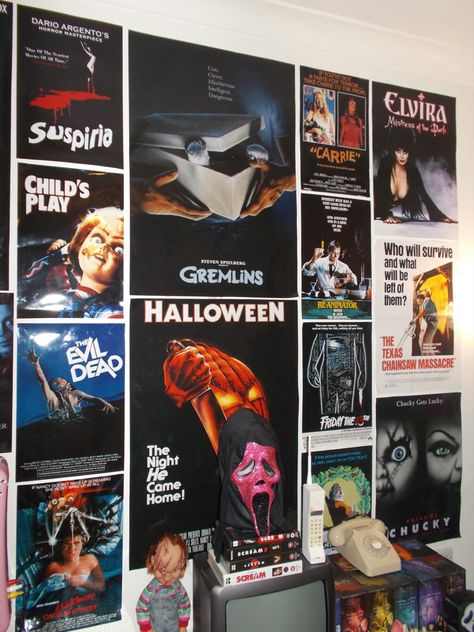 Horror Poster Wall Bedroom, Horror Movie Posters Room Decor, Horror Bedroom Decor, Horror Movie Room Ideas, Horror Movie Bedroom Ideas, Horror Movie Bedroom, Horror Bedroom Aesthetic, Horror Movie Room Decor, Horror Room Aesthetic