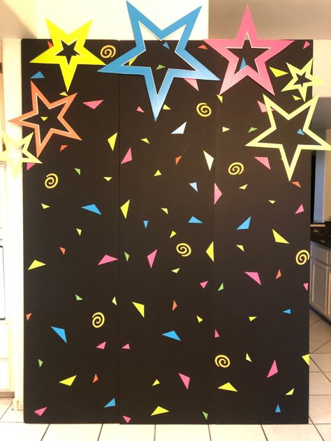 80s Photo Booth Backdrop, 80s 90s Decorations, Unique Bday Party Ideas, 90s Party Ideas Decoration Photo Booths, 90s Dance Decorations, 80s Backdrop Diy, 80s Theme Dance Decorations, 80s Theme Photobooth, Diy 90s Backdrop