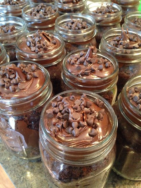 Triple chocolate cake in a jar Cake Jar Ideas, Chocolate Cake In A Jar, Cupcake Recipes Uk, Choco Jar, Mason Jar Cakes, Jar Cake, Jar Desserts, Chocolate Jar, Cake Jars