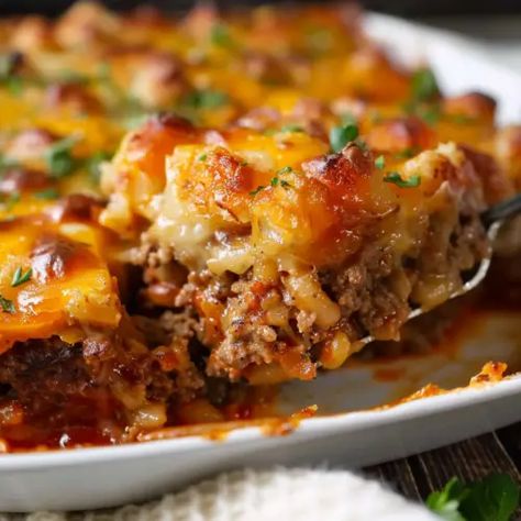 Cheesy Tater Tot Meatloaf Casserole Cheesey Meatloaf Tater Tot Casserole, Tater Tot Meatloaf Casserole, Meatloaf Tater Tot Casserole, Cheesy Tater Tot Meatloaf Casserole, Tater Tot Casserole Crock Pot, Tater Tot Meatloaf, Savory Meatloaf, Homemade Barbecue Sauce Recipe, Cheesy Meatloaf