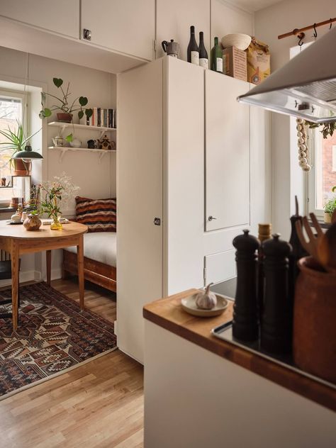 A Small Apartment with a Cozy Dining Nook 9 Small Breakfast Nook, Adventure Vehicle, Swedish Apartment, Earthy Home, Airbnb Design, Small Dining Area, Cosy Spaces, Kitchen Nook, Dining Nook