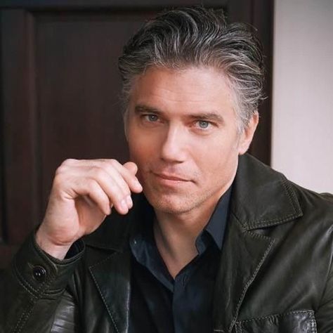 Anson Mount. Captain Pike on "Star Trek: Discovery" and on the new series "Star Trek: Strange New Worlds." Yum. He can invade my Neutral Zone anytime he wants. Captain Pike Strange New Worlds, Captain Pike, Fandom Star Trek, Anson Mount, Star Trek Captains, Fan Girling, Star Trek Funny, Hell On Wheels, Black Bolt