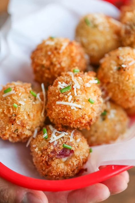 Loaded Mashed Potato Balls - Damn Delicious Loaded Mashed Potato Balls, بطاطس مهروسة, Potato Balls Recipe, Mashed Potato Balls, Potato Balls, Potato Croquettes, Loaded Mashed Potatoes, Bowl Party Food, Stuffed Potato Balls