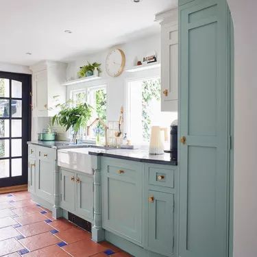 Chalk Paint Kitchen Cabinets, Chalk Paint Kitchen, Kitchen Cabinet Color, Kitchen Cabinet Color Ideas, Jade Design, Kitchen Unit, Best Kitchen Cabinets, Shaker Style Kitchens, Cabinet Color