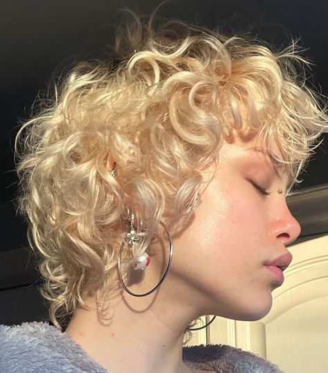 Curly Short Hair With Layers, Curly Short Shag Haircut, Bleached Pixie Cut, Short Bleach Blonde Hair, Curly Shag Haircut Short, Bleached Hair Ideas, Curly Shags, Short Curly Shag, Pixie Shag Haircut