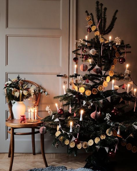 Old Fashion Christmas Tree, Scandinavian Christmas Trees, Scandi Christmas, Christmas Decor Inspiration, Country Christmas Decorations, Fun Christmas Decorations, Christmas Interiors, Christmas Feeling, Christmas Decorations For The Home