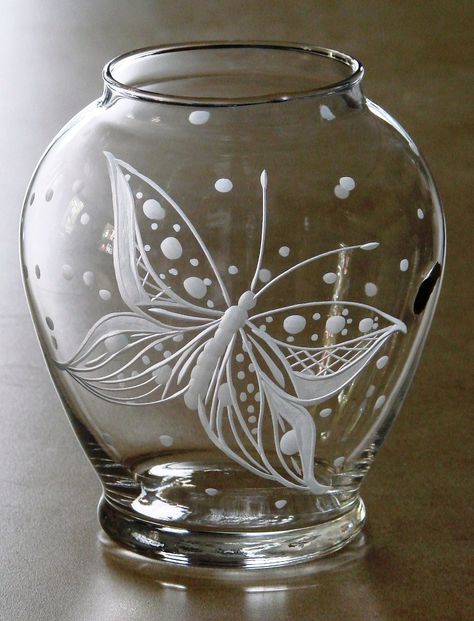 Glass Engraving Patterns, Glass Colour Etching Designs, Butterfly Etching, Wine Glass Etching, Hand Etched Glassware, Butterfly Vase, Engraved Vase, Glass Etching Patterns, Etching Diy