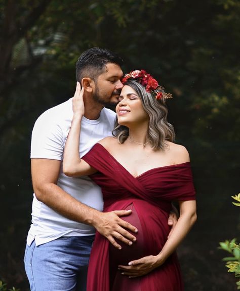 Pre Delivery Photoshoot, Baby Bump Shoot Ideas, Baby Shower Couple Photoshoot, Baby Shower Photography Poses, Indian Maternity Photos, Pregnancy Poses, Couple Maternity Poses, Pregnant Photoshoot, Maternity Gown Photography