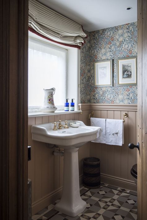 Downstairs Toilet Ideas, Wc Decoration, Toilet Ideas, Arts And Crafts Interiors, Lily Wallpaper, Period Living, Interior Design London, Morris Wallpapers, Downstairs Toilet