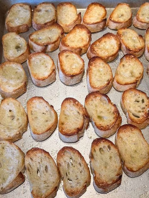 How To Make Crostini From A Baguette (Easy Appetizer) Baguette For Dipping, Toasting Baguette In Oven, French Bread Toasted In Oven, Brochette Bread, Toasted Baguette Slices Recipes, Baggett Recipe, French Baguette Recipe Appetizers, Baguette Appetizer, Crostini Bread