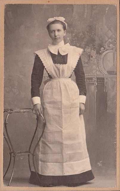 An Edwardian parlour maid. The parlour maid's job was to greet and see to visitors. It was thus important that she should look the part,however when there were young men in the house (as there usually were) an attractive maid could spell trouble. This rather plain maid was doubtless chosen by the lady of the house with this in mind. Edwardian Servants, Servant Clothes, Victorian Maid, House Maid, Cherry Orchard, Portrait Vintage, Maid Uniform, Marine Uniform, Portrait Pictures