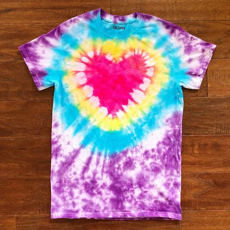 Heart Shaped Tie Dye Shirt, Heart Shape Tie Dye Shirt, Tie Dye Patterns Techniques Heart, Heart Tie Dye Patterns, Tie Dye Heart Techniques, How To Tie Dye A Heart Shape, Tye Dye Heart Pattern, Tye Dye Heart Patterns Diy, How To Tie Dye Heart Pattern