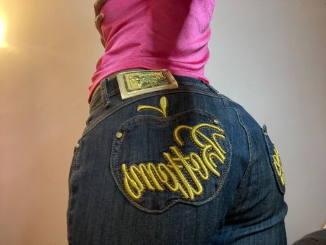 #fashion #vintage #applebottomjeans #aesthetic #fashionstyle #jeans #fashionblogger #fashiontrend #fashiondesigner Apple Bottom Jeans 2000s, Apple Bottom Jeans Aesthetic, Apple Bottom Jeans Outfits, Ice Emoji, Low Rise Jeans Outfit 2000s, Apple Jeans, 2000s Jeans, Mcbling Fashion, Apple Bottom Jeans