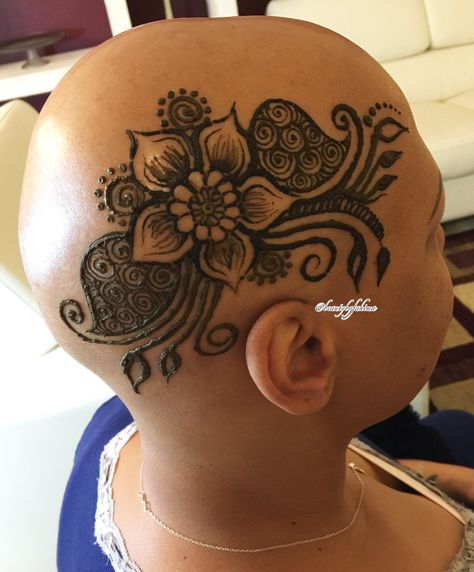 She wanted this design again. I changed the flower design a bit...which she loved. #henna #hennatattoo #hennadesign #hennalife Henna On Bald Head, Henna Crown Design, Bald Head Tattoos Women, Head Henna, African Henna, Bald Head Tattoo, Henna Crown, Scalp Tattoo, Henna Style Tattoos