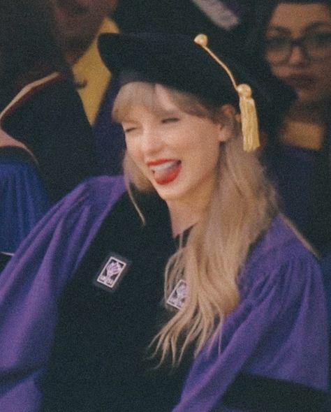 Iconic Taylor Swift Photos, Studying With Taylor Swift, Taylor Swift Studying, Taylor Swift Nyu, Iconic Pics, Version Board, Taylor Swift Cute, Estilo Taylor Swift, Swift Photo