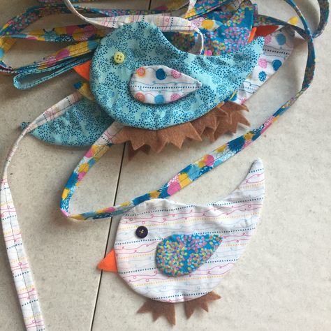 Scrap Fabric Bunting Diy, Cute Bunting Ideas, Fabric Bunting Ideas, Easter Bunting Ideas, Diy Bunting Banner Fabric, Bunting Ideas Unusual, Bird Bunting, Diy Fabric Bunting, Spring Bunting