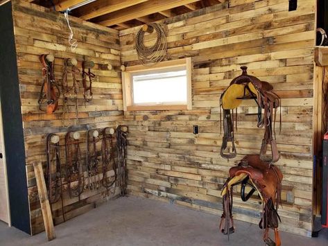 20 SqFt Rustic Pallet Wood (25 Boards) - Free Shipping Rustic Cabin Walls, Rough Cut Lumber Walls, Osb Flooring Ideas, Farm Kitchen Ideas Farmhouse Style, Pallet Board Projects, Rustic Wall Design, Tin And Wood Walls, Rustic Ceiling Ideas, Old Barns Rustic