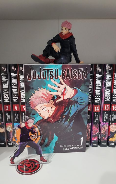 Jujutsu Kaisen Room Decor, Jjk Figures, Desk Anime, Manga Haul, Jujutsu Kaisen Merch, Brother Room, Manga Shelves, Manga Room, Manga Shelf