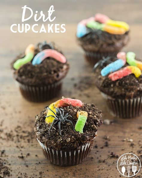 Dirt Cupcakes - These delicious chocolate cupcakes are topped with chocolate frosting and cookie crumbs and worms and spiders for a creepy crawly halloween treat Dirt Cupcakes, Fun Halloween Snacks, Halloween Food Cupcakes, Oreo Dirt, Halloween Snacks For Kids, Halloween Treats For Kids, Snacks For Kids, Baking With Kids, Halloween Snacks