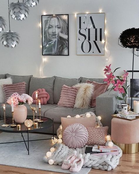 Trendy & Cozy Holiday Decorating Ideas #christmas #holidays #christmas decorations Bedroom Ideas Pinterest, Romantic Living Room, Classy Christmas Decor, Romantic Room Decoration, Small Modern Living Room, French Living Rooms, Pink Living Room, Classy Christmas, Romantic Home Decor