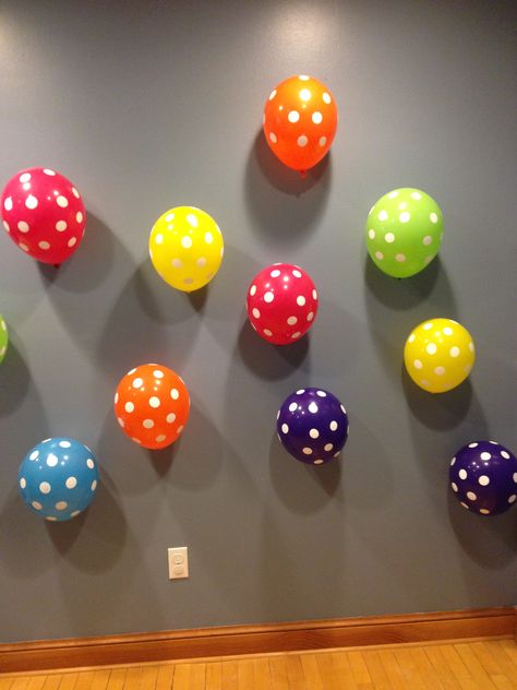 Rub balloons on the floor and stick them all over the wall (photo prop) Photo Props, Photo Wall, Balloons, Flooring, Wall