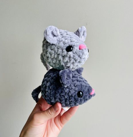 Low-Sew Tiny Mouse - Super Fast & Easy – yarnybox Low Sew Crochet Amigurumi Free Pattern, Mouse Crochet Pattern Free, Mini Crochet Animals Pattern Free, Crochet Mouse Free Pattern, Fantasy Crochet, Diy Finger Knitting, Crochet Fluffy, Invisible Decrease, Chunky Yarn Crochet