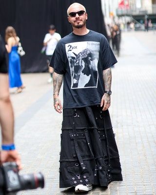 23 Runway, Distressed Outfit, Black Summer Outfits, Guys In Skirts, Punk Street Style, Chelsea Boots Outfit, New York Stock Exchange, Black Skirt Outfits, Jean Skirt Outfits