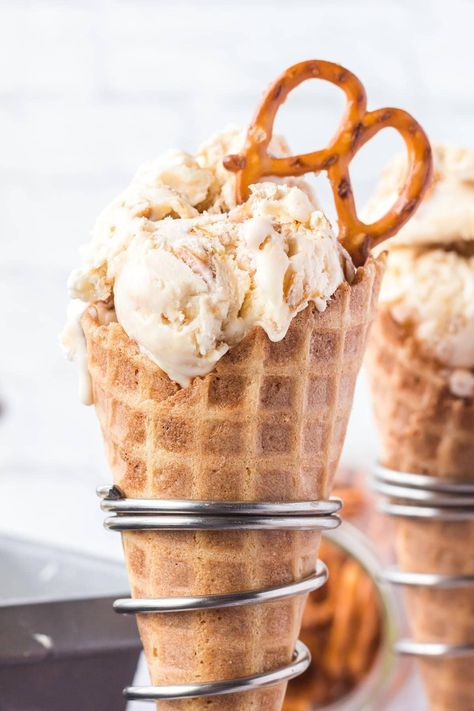 Pretzel Ice Cream, Churn Ice Cream, Mini Ice Cream Cones, Pint Of Ice Cream, Strawberry Pretzel Salad, Caramel Pretzels, Caramel Desserts, Quick Easy Desserts, No Churn Ice Cream