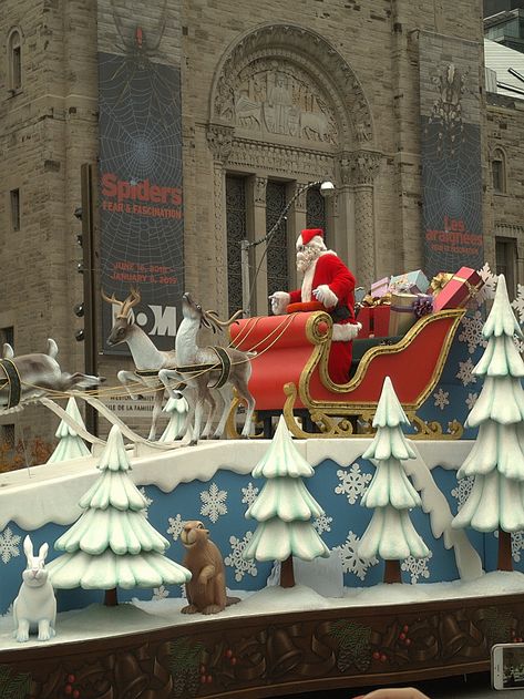 Santa’s Workshop Float Ideas, Santa On Roof Decoration, Ych Christmas, Life Size Santa Sleigh, Santa’s Workshop Christmas Parade Float, Christmas Toy Factory, Diy Santa’s Sleigh, Santa Claus Parade, Santa Claus House