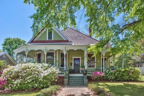 Small Victorian House, Folk Victorian House, Folk Victorian Farmhouse, Georgia Living, Madison Georgia, Queen Anne House, Victorian Exterior, Folk Victorian, Fairytale House