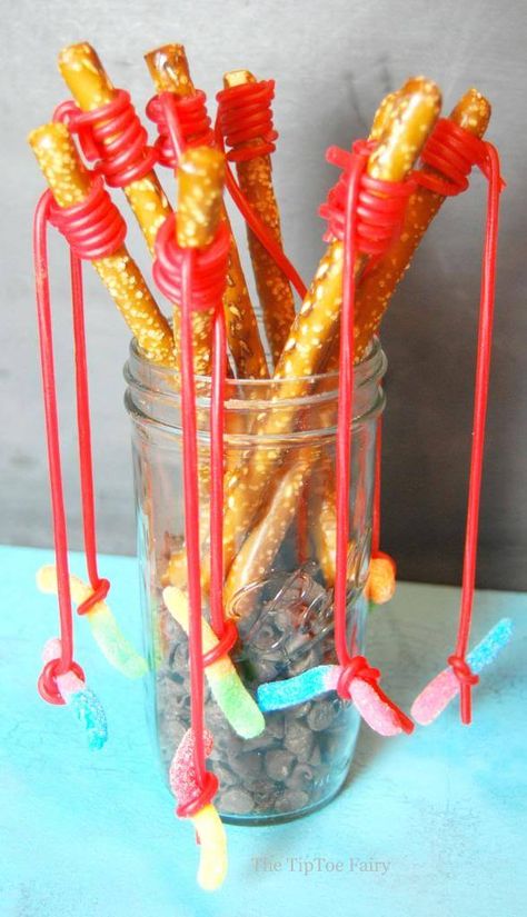 Pretzel Fishing Rods | The TipToe Fairy Tropisk Fest, Fishing Birthday Party, Camping Birthday Party, Fishing Party, Kids Treat, Fishing Birthday, Camping Birthday, Camping Party, Snacks Für Party