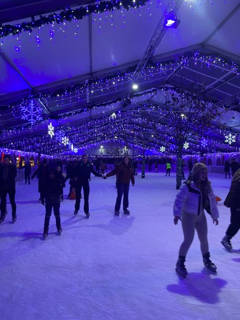 Christmas Ice Skating, Ice Skating Christmas Aesthetic, Ice Skating Rink Aesthetic, Ice Skating Dates Aesthetic, Ice Skating Date Aesthetic, Nyc Ice Skating Aesthetic, Aesthetic Christmas Ice Skating, Winter London, Winter Break Activities