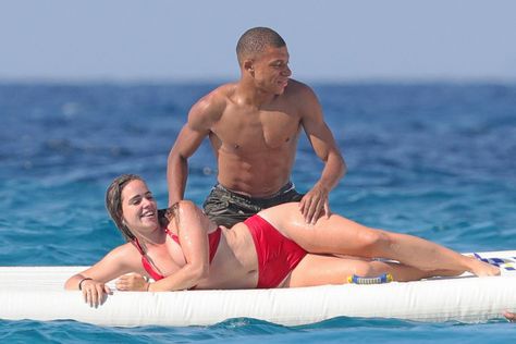 Kylian Mbappé Neymar Jr Wife, Neymar Girlfriend, Funny Soccer Pictures, Surfer Guys, French Football Players, Football Girlfriend, Football Jokes, Funny Soccer Videos, Celebrity Selfies