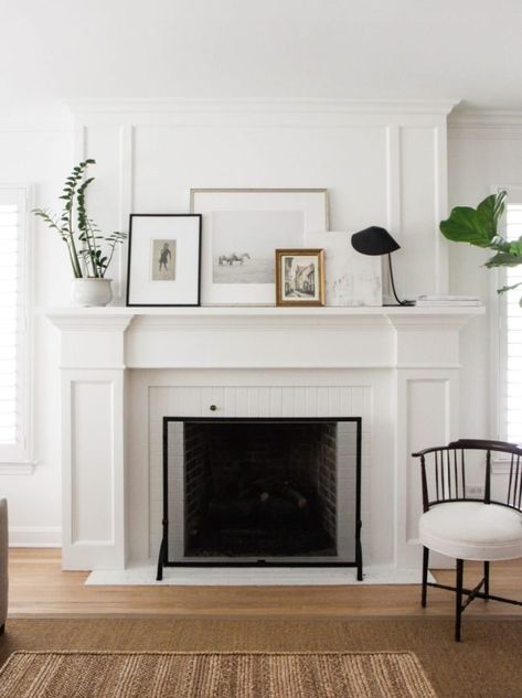 Farmhouse Fireplace Mantel Decor, Modern Farmhouse Fireplace Mantel, Farmhouse Fireplace Mantels, Mantel Styling, Modern Farmhouse Fireplace, Design Camino, Fireplace Style, Fireplace Mantel Designs, Painted Brick Fireplaces