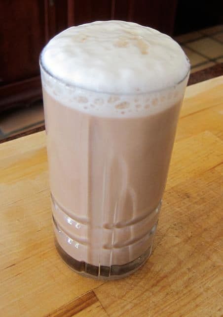 How to Make a Chocolate Egg Cream at Home - How to make a deli-style chocolate egg cream at home, whether you have a soda siphon or not! Egg Cream Drink Recipe, Newsies Movie, Egg Cream Recipe, Italian Cream Soda, Egg Cream, Green Smoothie Challenge, Best Green Smoothie, Chocolate Egg, Jewish Food