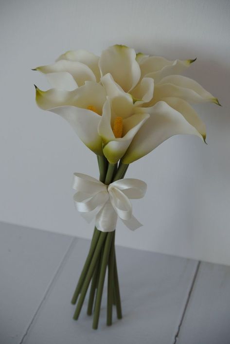 Calla Lily Bridesmaid Bouquet, Calla Lillies Bouquet, White Calla Lily Bouquet, Lily Centerpieces, Lily Bouquets, Lily Bridal Bouquet, Calla Lily Bouquet Wedding, Simple Wedding Bouquets, Calla Lily Bridal