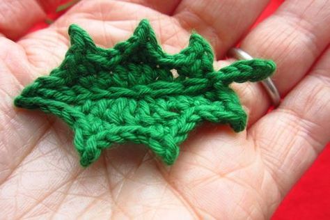 feuille de houx Crochet Embellishments, Crochet Xmas, Crochet Christmas Decorations, Crochet Leaves, Holiday Crochet, Knitted Flowers, Crochet Christmas Ornaments, Christmas Crochet Patterns, Crochet Motifs