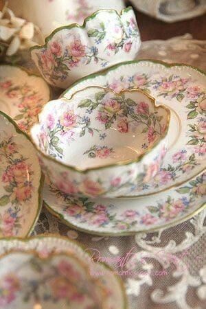 Dinner Set Design, Crockery Design, Tea Cup Collection, Vintage Crockery, Pretty Tea Cups, Pretty China, Antique Dishes, Tea Sets Vintage, Vintage Dinnerware