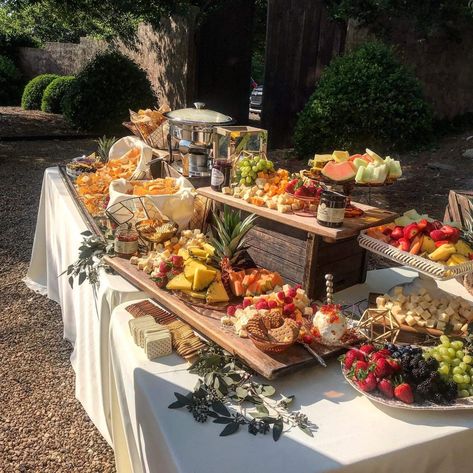 Hors Devours Table Display, Rustic Food Display, Appetizer Table Display, Charcuterie Party, Cheese Table, Amazing Food Platters, Food Set Up, Appetizers Table, Wedding Appetizers